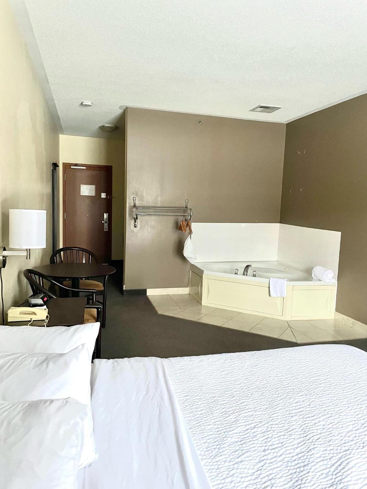 Super 8 By Wyndham South Hotel